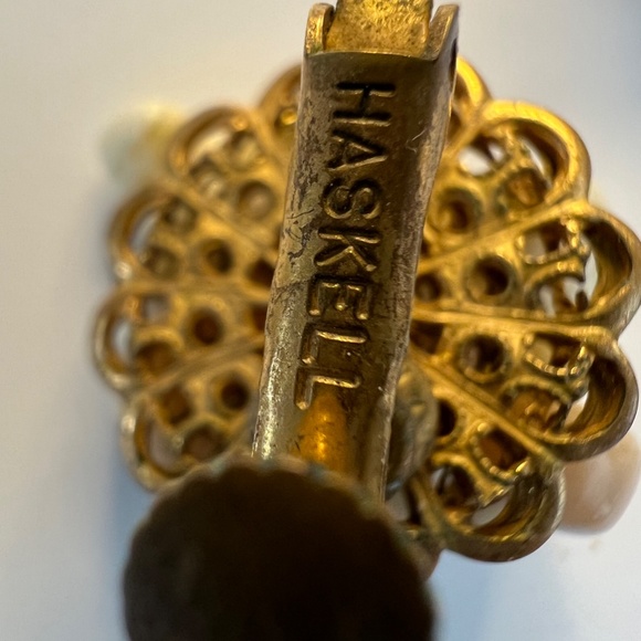 Miriam Haskell Earrings Vintage Signed Faux Coral Shell Beaded Clip/ Screw back - Picture 8 of 14